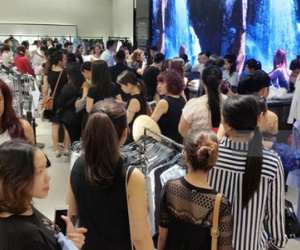 Gần 10h tối, store Zara Việt Nam vẫn tấp nập, từng hàng dài chờ thanh toán hóa đơn lên đến chục triệu