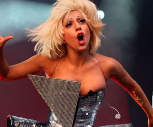 Lady Gaga gây tranh cãi ngày trở lại showbiz