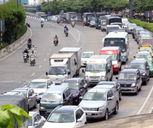 Ôtô nối đuôi trước cửa hầm Thủ Thiêm sau tai nạn liên hoàn