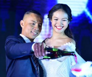 Chí Anh cầu hôn vợ kém 20 tuổi trong lễ cưới