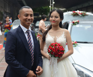 Chí Anh đi xe hơn 7 tỷ đồng tới tiệc cưới