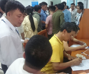 Đổ xô đi đổi giấy phép lái xe máy