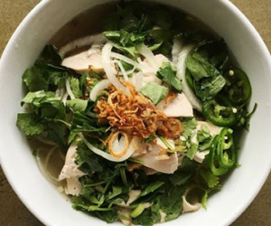 Dư luận dậy sóng khi đầu bếp Tây "dạy" người Việt ăn phở