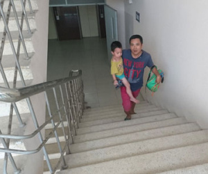 Hà Nội: Dân tái định cư “tái mặt” vì leo cầu thang hàng chục tầng