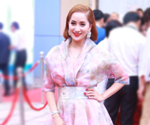 Khánh Thi một mình đến mừng đám cưới Chí Anh
