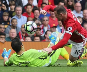 Mourinho: "Bravo phải bị thẻ đỏ và Man United lẽ ra có 2 quả penalty"