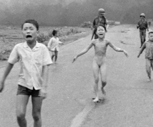 Ông chủ Facebook bị chỉ trích vì kiểm duyệt ảnh "Em bé Napalm"