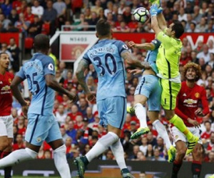 Pep Guardiola BẤT NGỜ khen ngợi Bravo sau trận derby Manchester