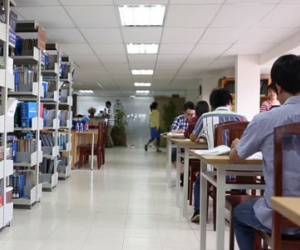 Tân sinh viên phải trả phí...đón tiếp nhập học