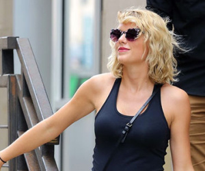 Taylor Swift giữ hình ảnh vui vẻ sau khi chia tay bạn trai