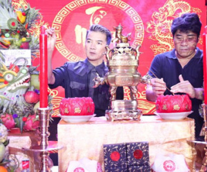 Đàm Vĩnh Hưng lần đầu chủ trì lễ giỗ Tổ ở sân khấu
