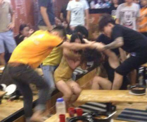 Hai cô gái "đại chiến" dữ dội tại quán mì cay ở Hà Nội gây xôn xao