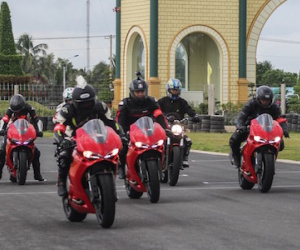 Hàng trăm biker đổ về Long An lái thử Ducati