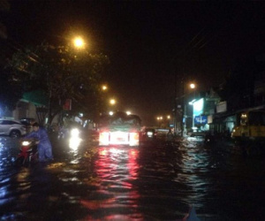 Mưa lớn nhiều giờ, TP. Vinh chìm sâu trong "biển" nước