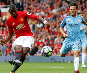 Pogba bị chế giễu vì "MẤT TÍCH" ở derby Manchester