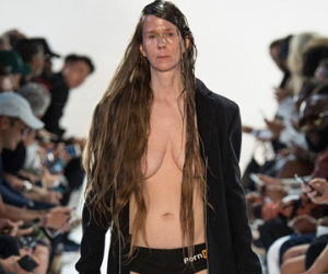 Cặp người mẫu ngực trần catwalk trong show Hood by Air