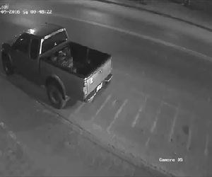 Clip: Xe máy cắm đầu vào đuôi bán tải giữa đêm