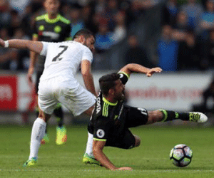 Conte tố cáo hậu vệ Swansea cố tình triệt hạ Costa