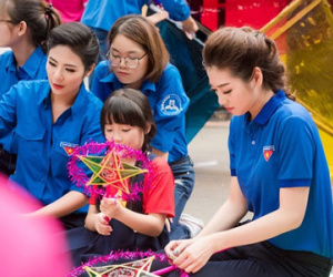 Ngọc Hân, Tú Anh làm đèn ông sao cho bệnh nhân nghèo