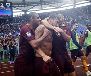 Totti ghi bàn ở phút 93, giúp Roma thắng ngược