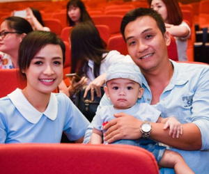 Vợ chồng Lê Bê La đưa con trai đi cúng Tổ nghề