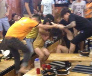 Vụ hai cô gái "đại chiến" dữ dội tại quán mì cay ở Hà Nội: Tại nồi nước nóng?