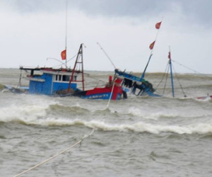 Bão số 4 đánh chìm 4 tàu, 13 thuyền viên rơi xuống biển