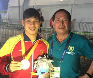 Bộ trưởng thưởng nóng 2 VĐV giành huy chương Paralympics