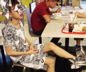 Chàng trai dán băng dính phá đảo phố đi bộ còn có những bộ đồ độc và shock hơn nhiều!
