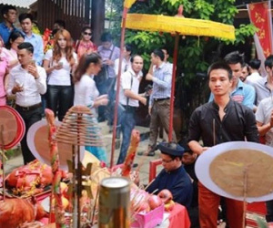 Cư dân mạng ngạc nhiên thấy Lệ Rơi đi cúng tổ nghề