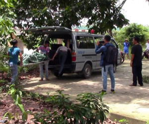 Cưa cây trong đình thần, tá hỏa thấy thi thể kề bên