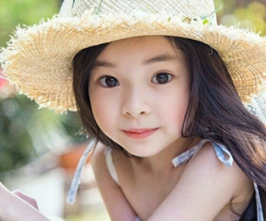 Đứng tim trước vẻ đẹp trong sáng của "thiên thần buồn" 6 tuổi