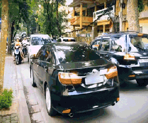 Hà Nội: Ô tô biển xanh lấn làn đi ngược chiều, bị xe biển trắng đẩy lùi trở lại