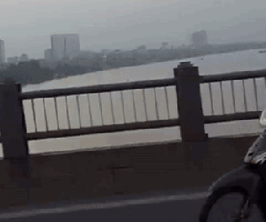 Hành động gây "nóng mắt" của chàng trai trên cầu Vĩnh Tuy