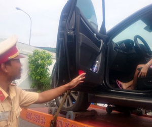 Nữ tài xế "cố thủ" trong ôtô khi CSGT cẩu xe về trạm