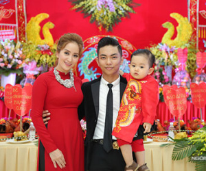 Phan Hiển vừa bế con vừa ôm eo Khánh Thi