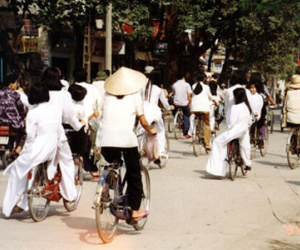 Phố cổ Hà Nội thập niên 90 trong ảnh của Đại sứ Nhật