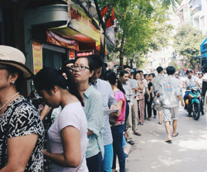 Sát Tết Trung thu, người Hà Nội xếp hàng dài cả cây số, chen nhau chờ mua bánh Bảo Phương