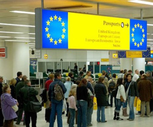 Anh cân nhắc sàng lọc người nhập cư từ EU