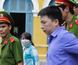 Bênh vợ, chồng vượt biển về giết người