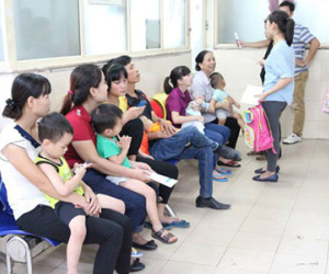 Cảnh báo tình trạng phụ huynh học cách chữa bệnh theo "bác sĩ Google"