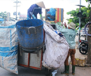 Cạnh tranh thu gom rác ở Sài Gòn
