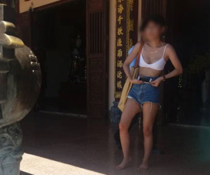 Cô gái người nước ngoài bị đuổi ra khỏi chùa Linh Ứng vì mặc độc quần đùi, áo lót
