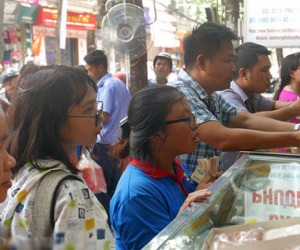 Dân nhễ nhại xếp hàng giữa trưa mua bánh Bảo Phương