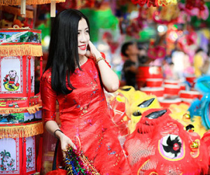 Gái xinh xuống phố khoe sắc đón Trung thu