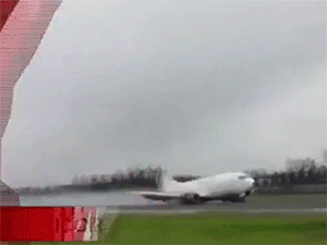 Máy bay Indonesia kéo lê 1km trên đường băng, gẫy rời cần hạ cánh