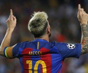 Messi tự phá kỷ lục của bản thân và Ronaldo