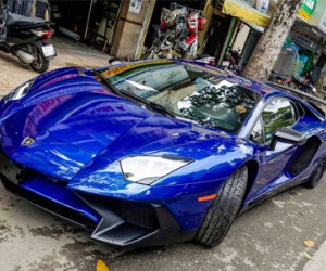 Minh Nhựa mua hai siêu xe cùng màu