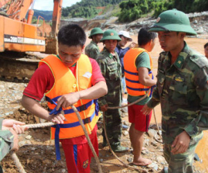Thợ lặn từ Đà Nẵng tìm kiếm nạn nhân Sông Bung 2