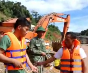 Trục vớt máy đào đất nghi chứa thi thể nạn nhân sự cố thuỷ điện Sông Bung 2